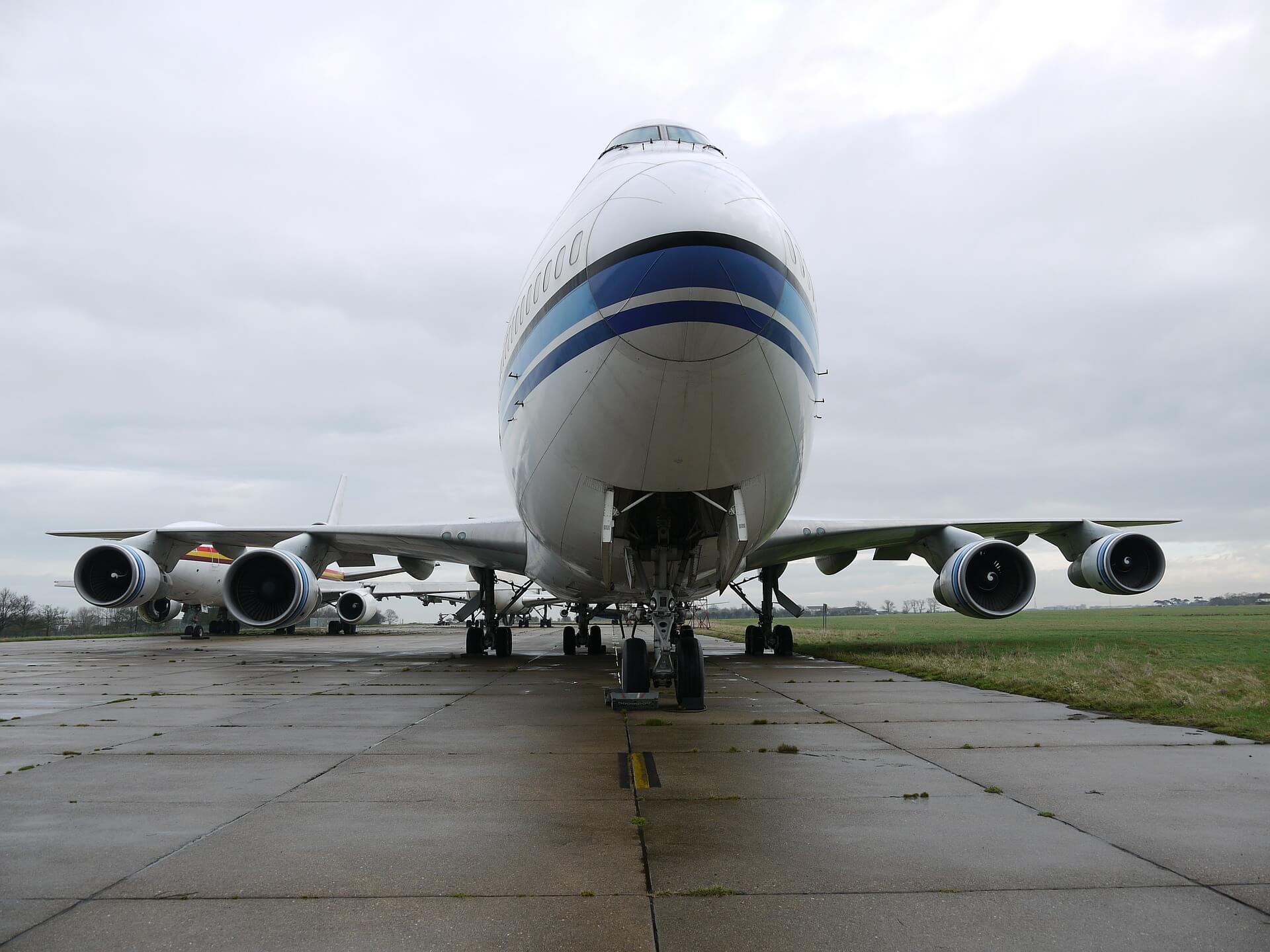 Самолет находящихся. АН-124 Волга Днепр. АН-124-100. АН-124 Руслан сбоку. Антонов АН-124-100 Руслан.